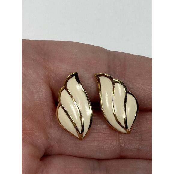 MONET Earrings Wing Cream Enamel Gold Tone. Vintage Signed - Picture 15 of 15